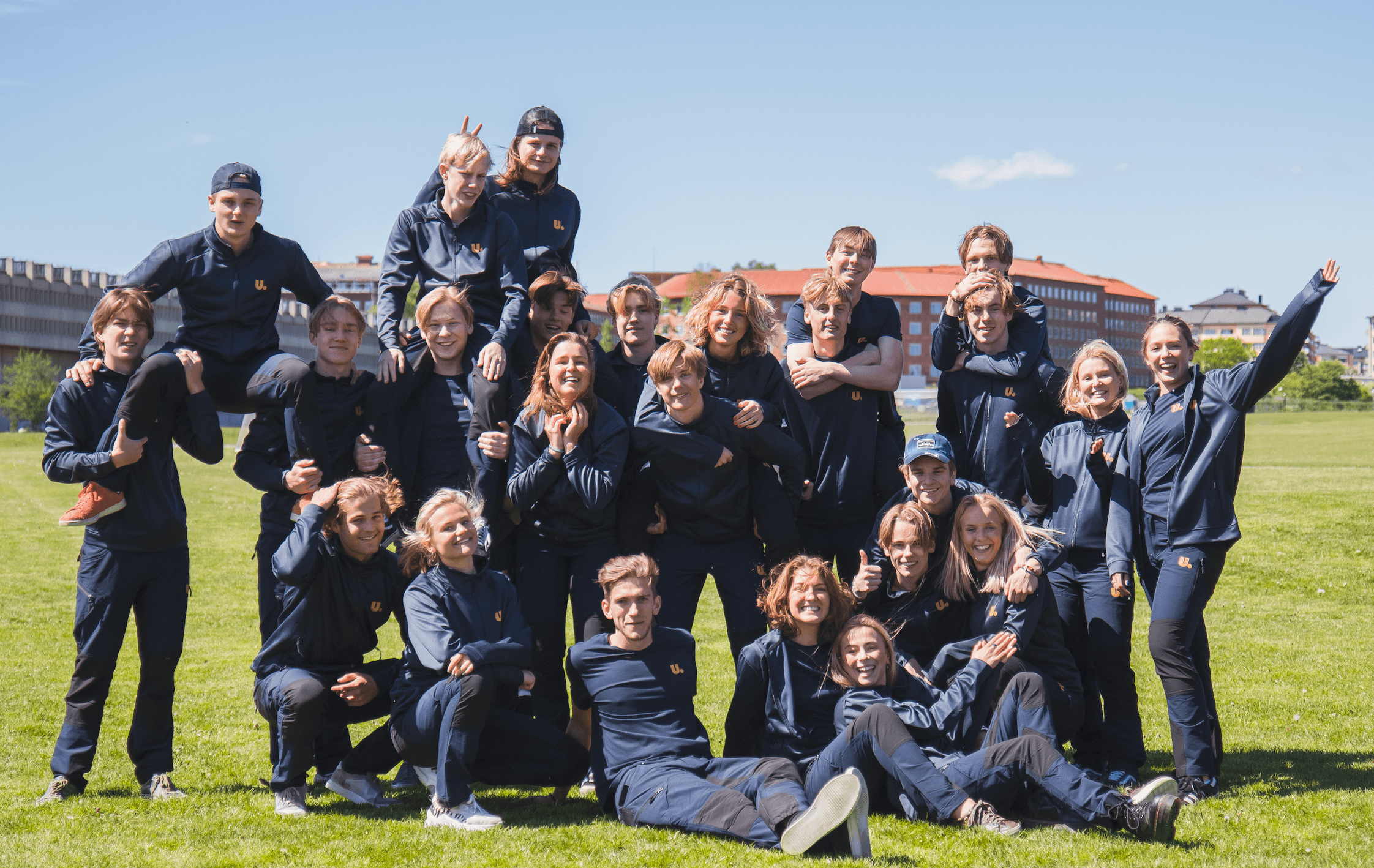 Ungdomskrafts team - anställda medarbetare i uniformer, en jämförelse mot Tiptapps gigmodell